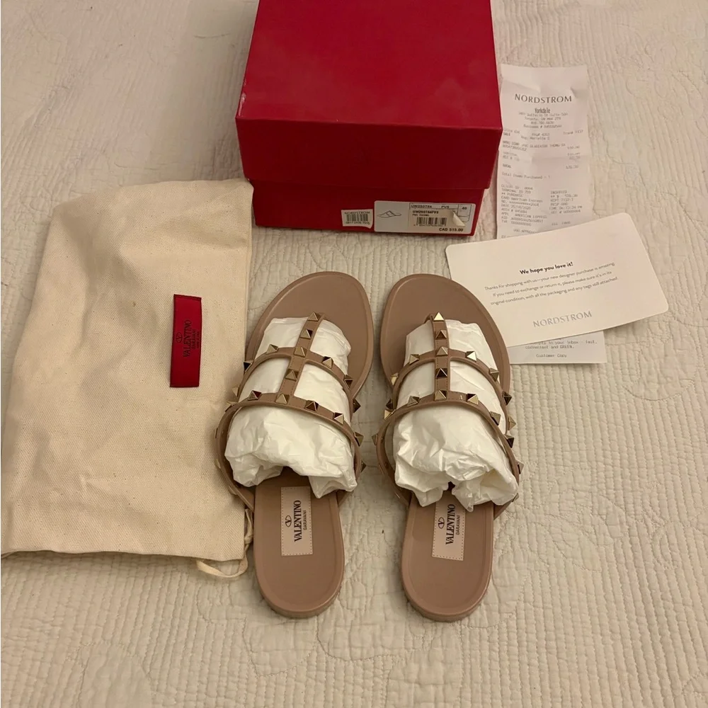 ❌SOLD❌ VALENTINO GARAVANI Rockstud Thong Poudre Sandal size 40 - Picture 1 of 7